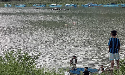 Chìm 2 thuyền du lịch, 1 du khách tử nạn