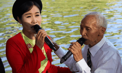 Cụ ông 93 tuổi hát quan họ miễn phí tại Lễ hội Gióng