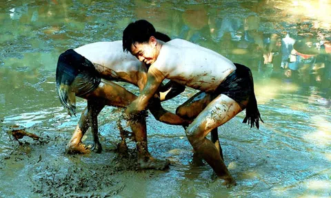 Hội vật cầu nước có một không hai