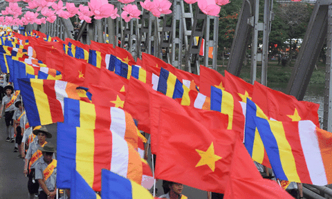 Hàng nghìn tăng ni, Phật tử Huế tham gia lễ rước Phật