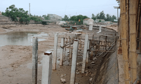 Nghệ An: Khu dịch vụ ẩm thực ven sông Lam “nuốt” trọn kè chắn sóng?