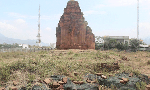 Di tích Tháp Hòa Lai... thành hoang tích