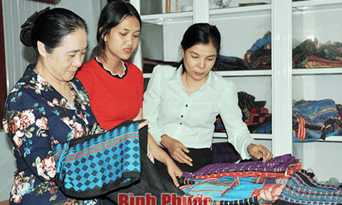 Để nghề dệt thổ cẩm không mai một