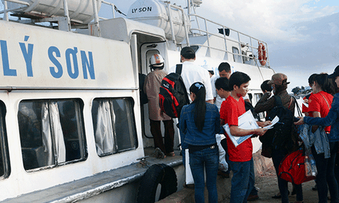 Hơn 2.300 du khách huyện đảo Lý Sơn vào đất liền an toàn