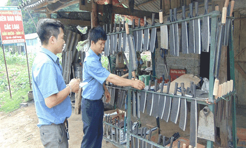 Nơi người dân sống bằng... dao búa