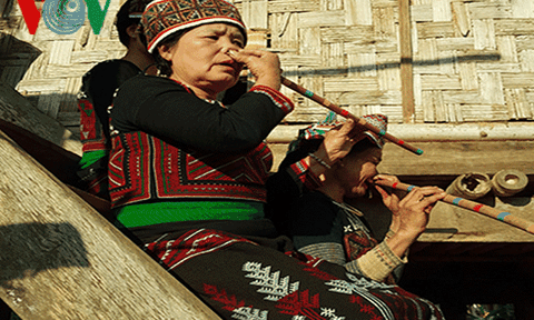 Người phụ nữ Xa Phó duy nhất thổi thành thạo cây sáo mũi