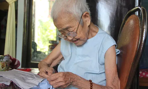 Hậu duệ vua chúa may gối cung đình Huế