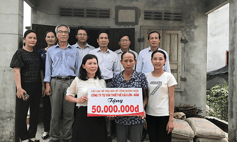 Quảng Ngãi: CLB Nhà báo nữ trao 50 triệu đồng xây nhà tình thương cho phụ nữ nghèo