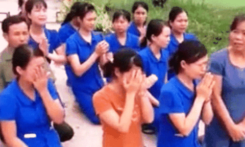 Giáo viên mầm non ở Thanh Chương quỳ lạy - Hành vi phi sư phạm - Ai chịu trách nhiệm?