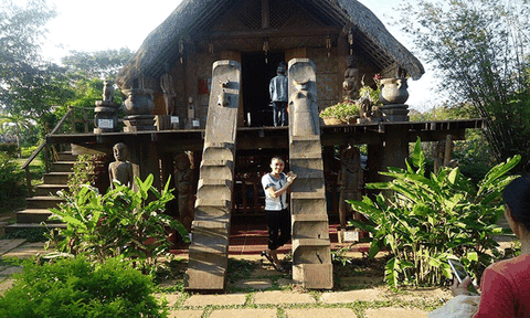 Chuyện về bộ ngực phụ nữ ở cầu thang gỗ của người Ê Đê