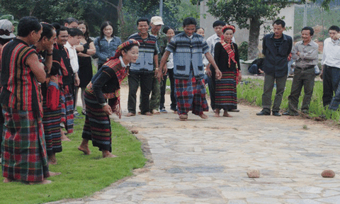 Tìm về trò chơi xà hùa của người Bru - Vân Kiều