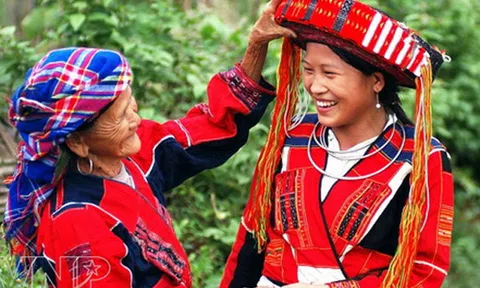 Màu sắc trang phục nữ truyền thống dân tộc Pà Thẻn