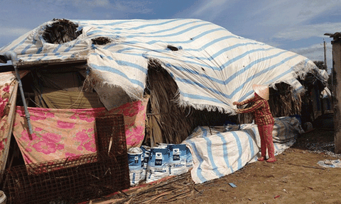 Những ngôi nhà xiêu vẹo cùng nỗi niềm cuộc sống cơ cực bên trong