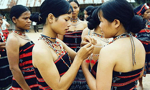 Chuỗi đeo cổ của người Cơ Tu