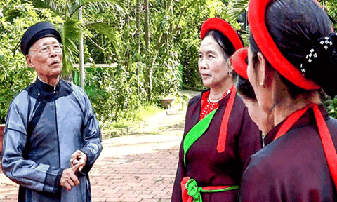 Những bô lão chơi quan họ