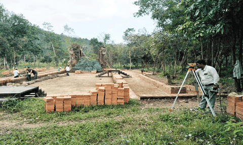 Tôn tạo nhiều tháp cổ ở Mỹ Sơn