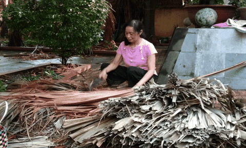 Người phụ nữ cần mẫn dọn dẹp làm sạch khu di tích