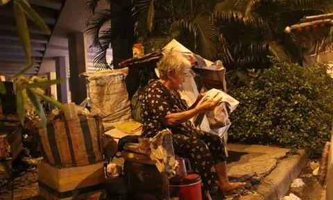 Cụ bà hơn 80 tuổi, 35 năm bán báo dưới chân cầu