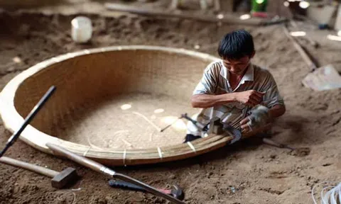 Đôi vợ chồng quyết giữ nghề đan thúng chai