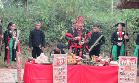 Trang phục thầy cúng của người Sán Chay