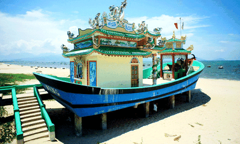 Ngôi miếu hình… con tàu