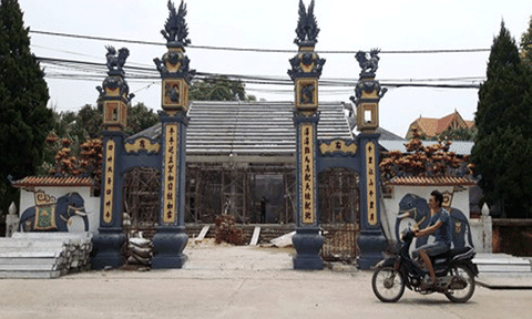 Ngôi đình gỗ 300 tuổi bị "bức tử" bằng bê tông hóa