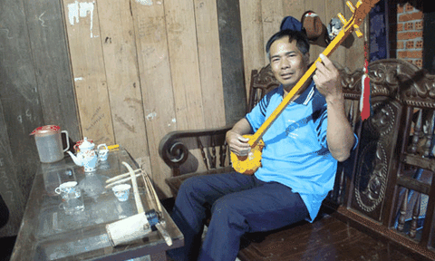 Người nặng lòng với hát then, đàn tính