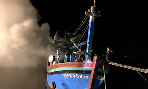 Cháy tàu ở Nghệ An thiệt hại hàng tỷ đồng