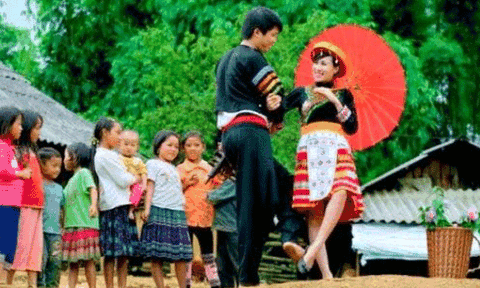 Độc đáo tục “vỗ mông” kén vợ của người Mông