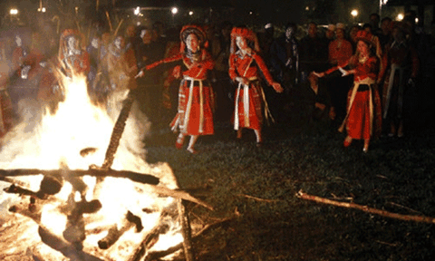 Mùa nhảy lửa của người Pà Thẻn