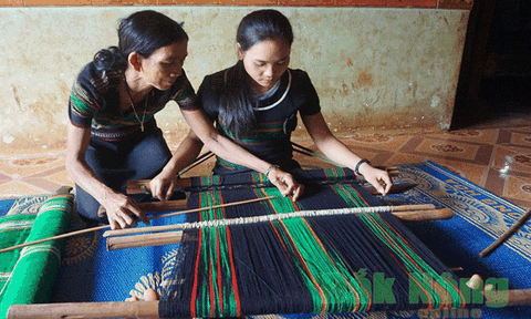 Giúp đồng bào giữ gìn nghề dệt thổ cẩm