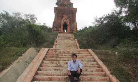 Lãng du qua thổ sơn cổ tháp