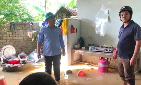 Người dân căng mình chống lũ ở Nghệ An