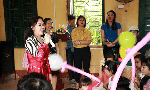 Nghệ sĩ Việt Hương dạy con làm từ thiện