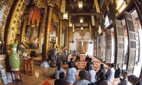 Cúng Rằm tháng 7: Giá trị tâm linh ngày càng bị vật chất hóa 