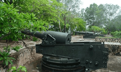 Những trận địa pháo trong lòng thành phố biển