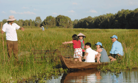 Mùa nước nổi trải nghiệm làm ngư dân, ngủ lại trong rừng
