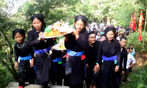 Lễ hội Hoàng Vần Thùng gắn với Tết cổ truyền Khu Cù Tê