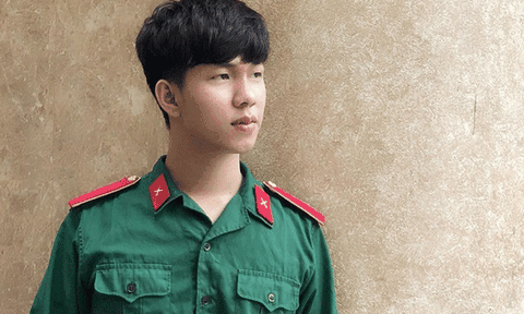 Hoàng Gia Quân gây “sốt” cộng đồng mạng với bài “Lớn lên cùng mẹ”