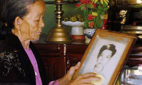 Tấm huân chương và người mẹ