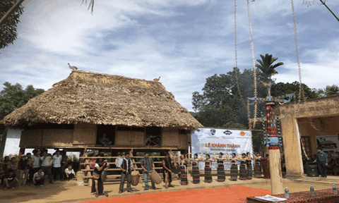 Đồng bào Cơ Tu đón nhà Gươl mới