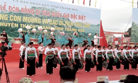 Giữ hồn bản làng qua những đường kim mũi chỉ