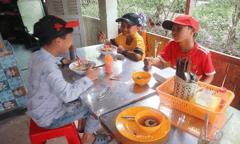 Quán cơm chỉ có 1.000 đồng ở miền Tây