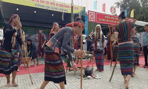 Nét riêng độc đáo của trang phục người Bru - Vân Kiều