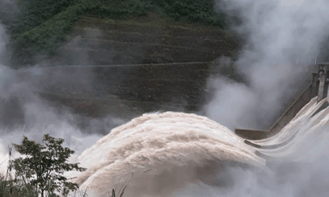 Nghệ An: Thủy điện xả lũ, người dân khốn đốn trong đêm