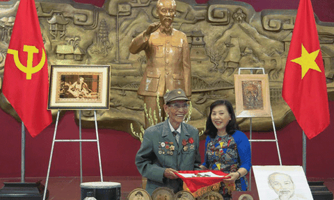 Thêm 189 tư liệu, hiện vật trao tặng Bảo tàng HCM