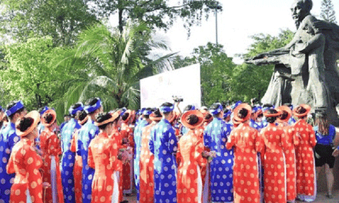 Đẹp như mơ 100 cặp đôi công nhân trong ngày Quốc khánh