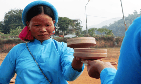 Rộn ràng trò chơi “đánh gụ” của phụ nữ Sán Chỉ