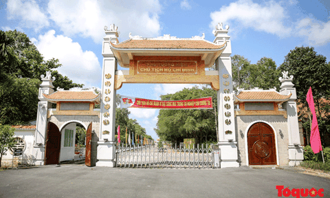 Thăm khu Tưởng niệm Chủ tịch Hồ Chí Minh tại Cà Mau