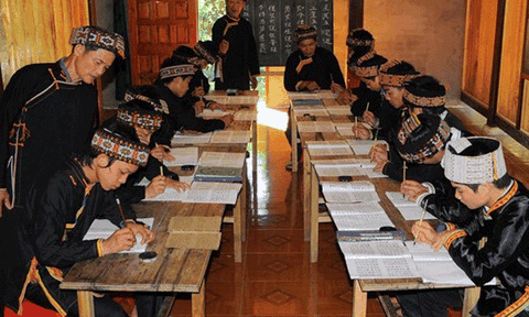 Bảo tồn chữ viết Nôm - Dao: Mỗi nơi một cách làm